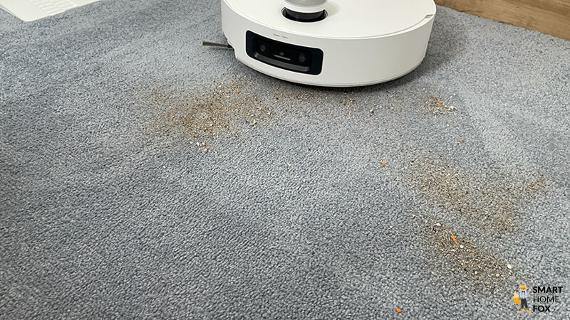 Der Dreame Aqua10 hebt im Wischmodus die Walze über einem Teppich an.
